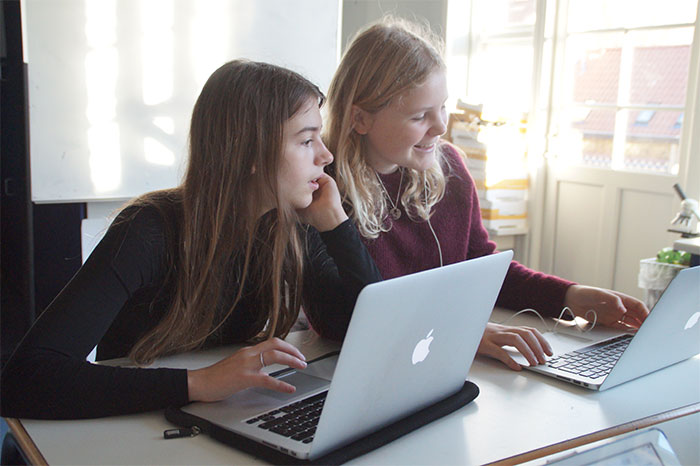 Piger kigger på mac computere